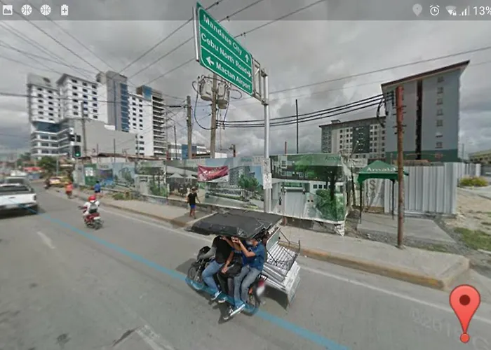 Near Airport With Pool 公寓式飯店