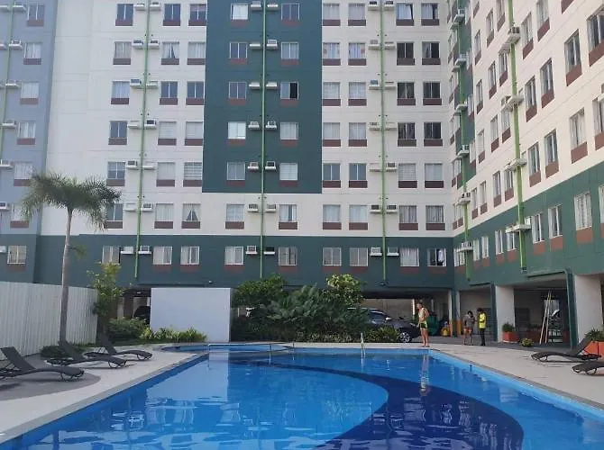 Near Airport With Pool *